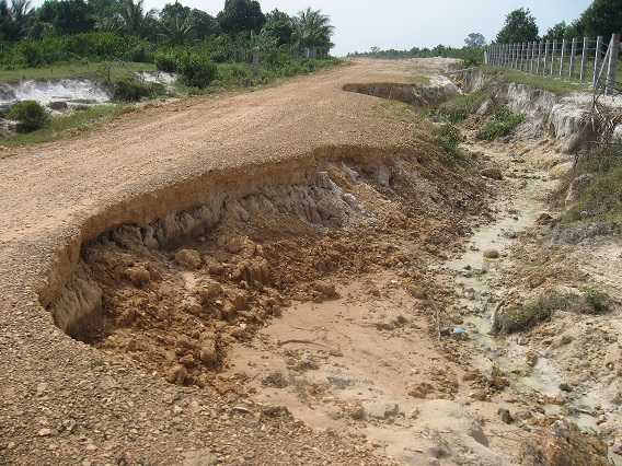 Wegen in Cambodja, erosie op weg bij Ream National park