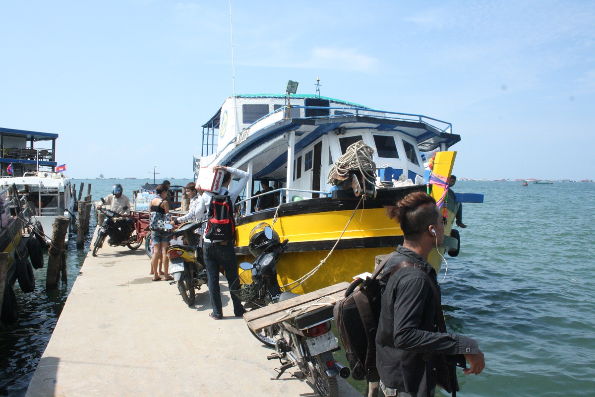 Per boot reizen in Cambodja