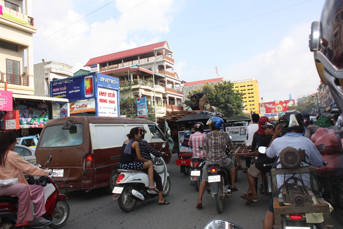 Motorbikes in het verkeer in Cambodja